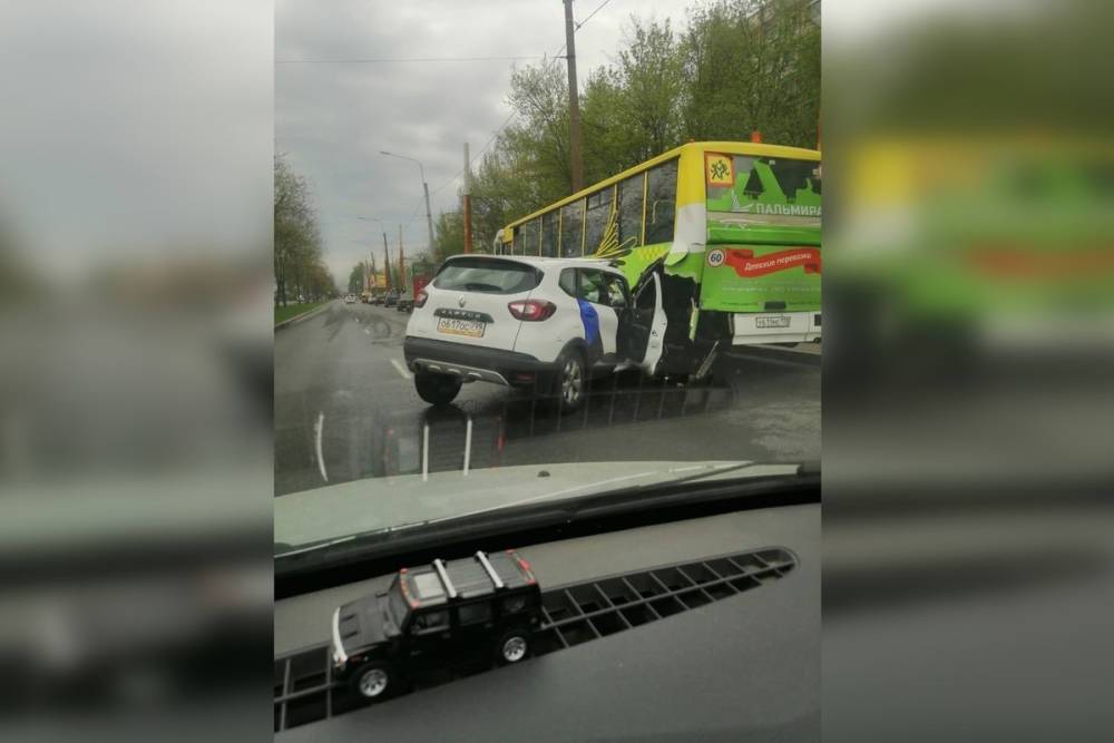 ДТП на Северном проспекте: каршеринговый автомобиль влетел в детский автобус
