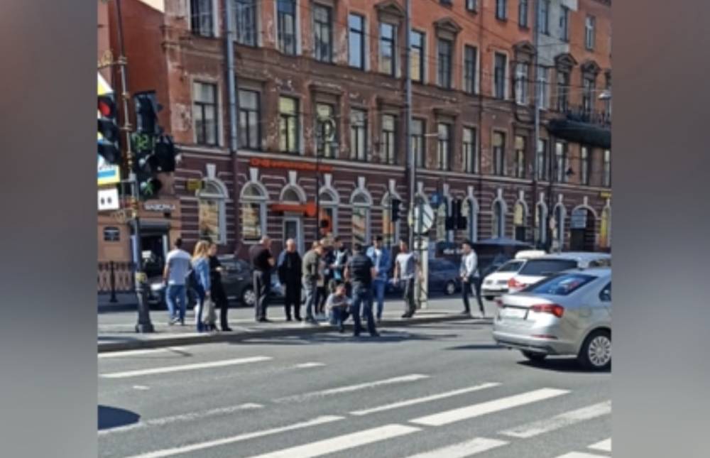 В Петербурге на пешеходном переходе возле метро «Владимирская» сбили человека
