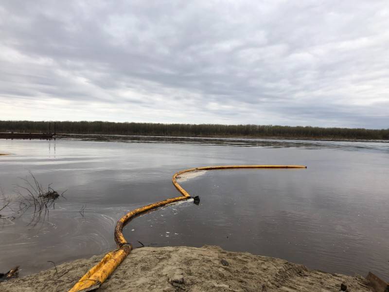 Работы по очистке берегов Колвы от нефтешлама продолжатся и после спада воды