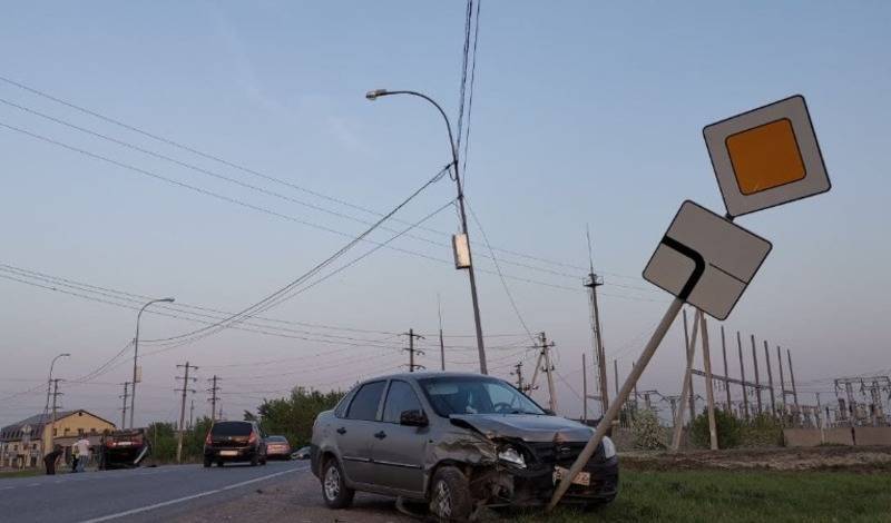 В ДТП на Воронинских горках одно авто перевернулось, второе сбило дорожный знак