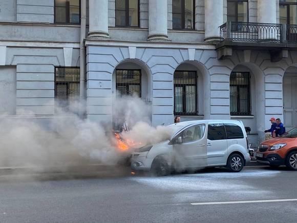 У Дворцовой площади при парковке загорелась машина и привлекла зевак и полицию (фото, видео)