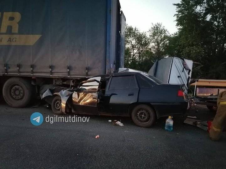 На трассе М-7 в Башкирии пенсионер врезался в сломанный грузовик: Его супруга погибла