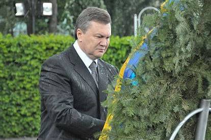 Сьогодні 11-та річниця епічної боротьби Януковича із вінком: курйозне відео