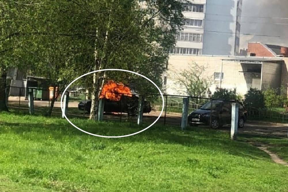 В Ярославле днём во дворе дома сгорела иномарка