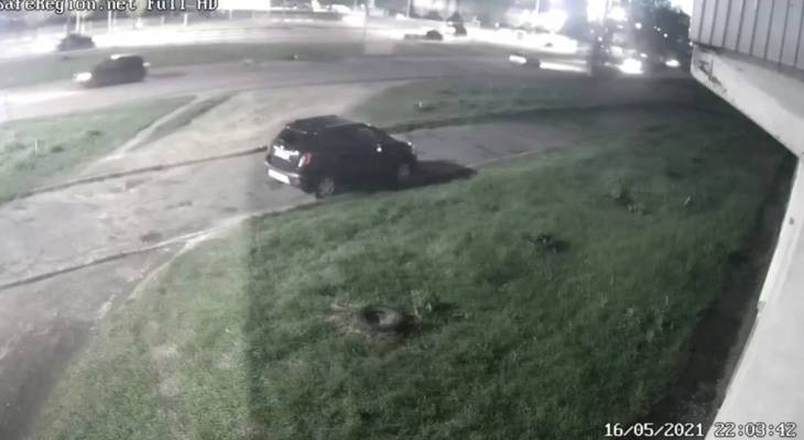 Страшное ДТП на Фрунзе: автомобиль на скорости сбил двоих мужчин. Видео