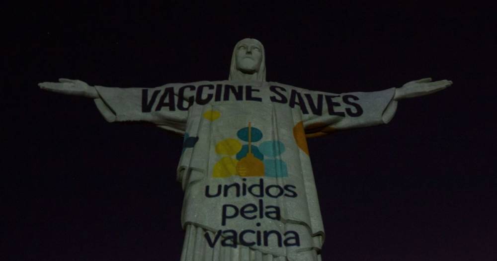 Вакцины — спасают!: статую Иисуса Христа в Рио-де-Жанейро подсветили призывами о необходимости прививок