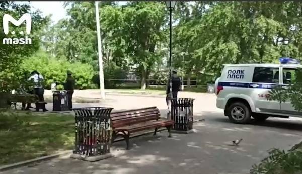 В Екатеринбургском сквере неизвестный убил ножом троих мужчин