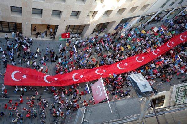 Турки назвали самую большую проблему страны и того, кто еë может решить — опрос