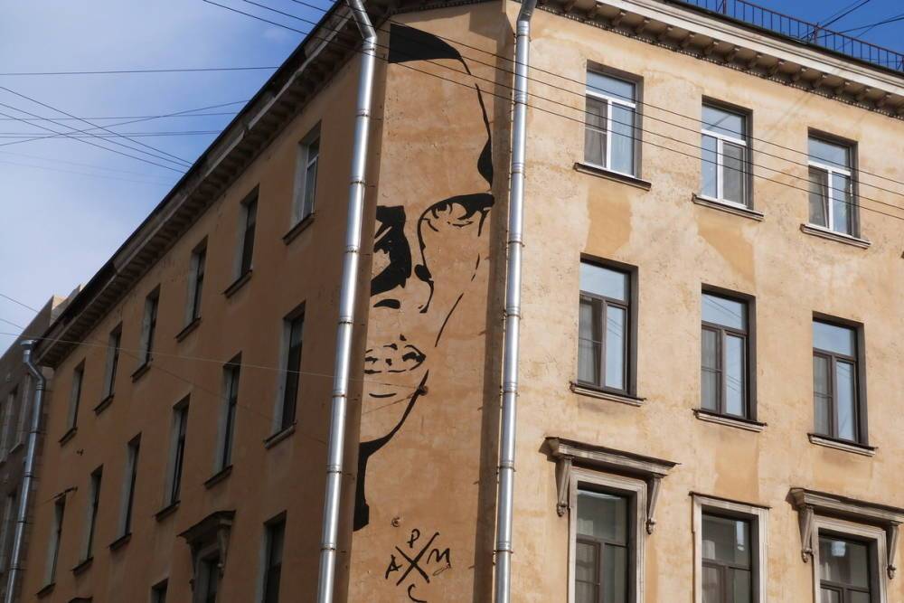 Граффити с Даниилом Хармсом оставят на доме по улице Маяковской