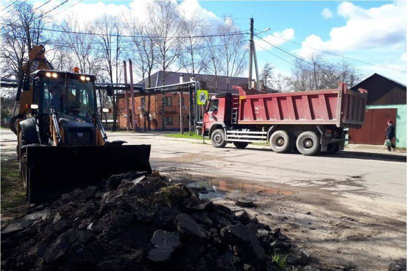 В г.о. Чехов на улице Солнышевская ремонтируют тротуары и проезжую часть