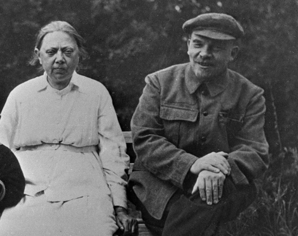 Зачем Крупская просила Сталина похоронить Ленина рядом с любовницей