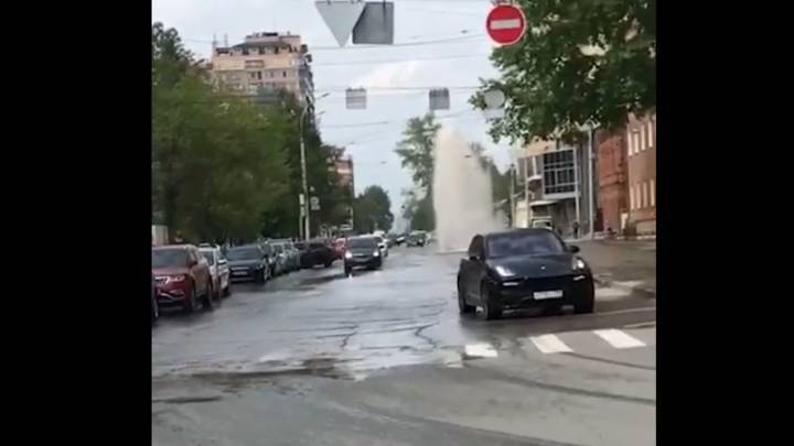На улице Мичурина в Новосибирске из-под земли забил большой фонтан