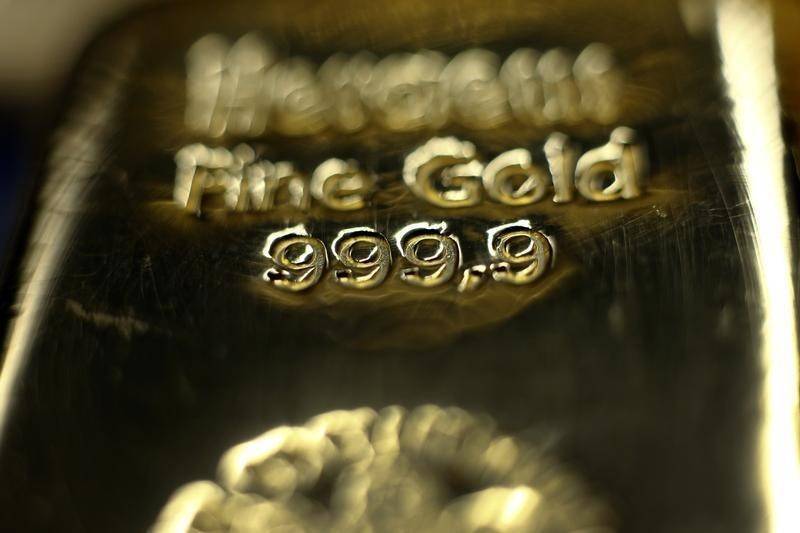 Цены на золото достигли более чем трехмесячного пика за счет снижения доходности госбондов США
