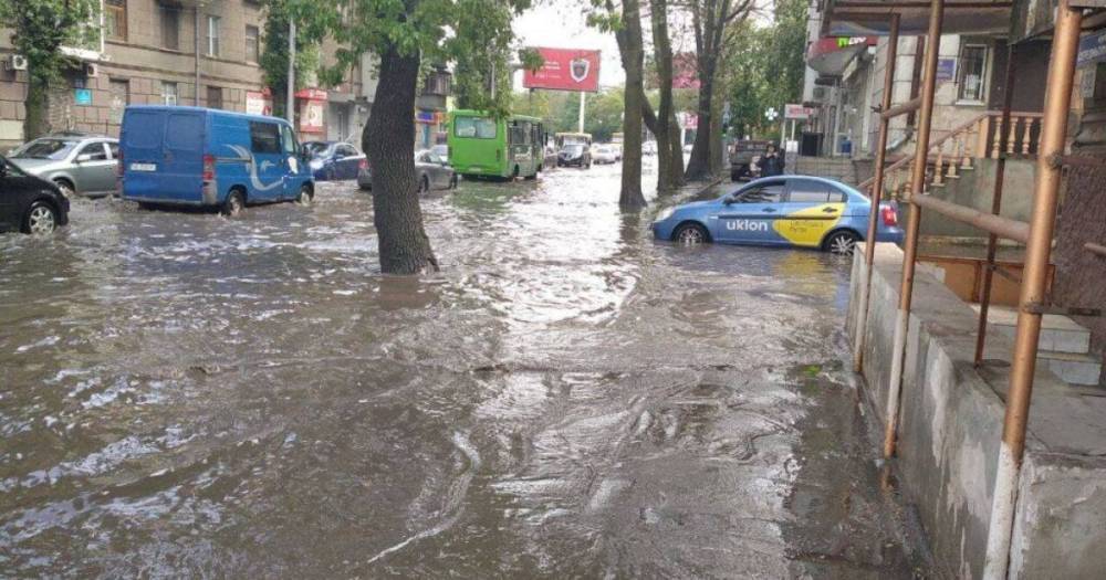 В Одессе из-за дождя произошел потоп: появились фото, видео