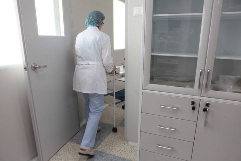 Сотни дополнительных коек для коронавирусных больных разворачивают в Петербурге