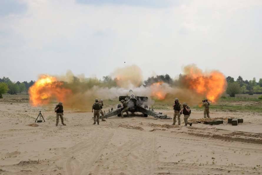 Американского военнослужащего посвятили в украинские артиллеристы в Польше (ФОТО)
