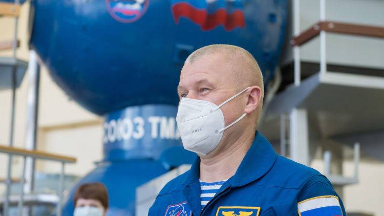 Флаг ВДВ и березовый сок: что передали российскому космонавту на МКС