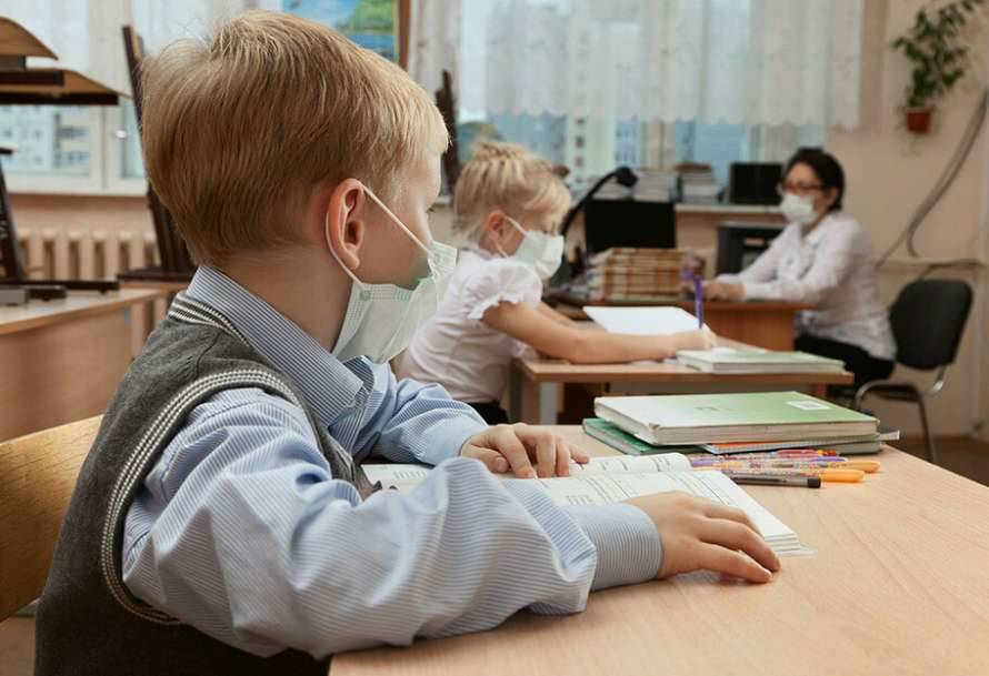 В Украине уже семь городов продолжат школьное обучение в июне