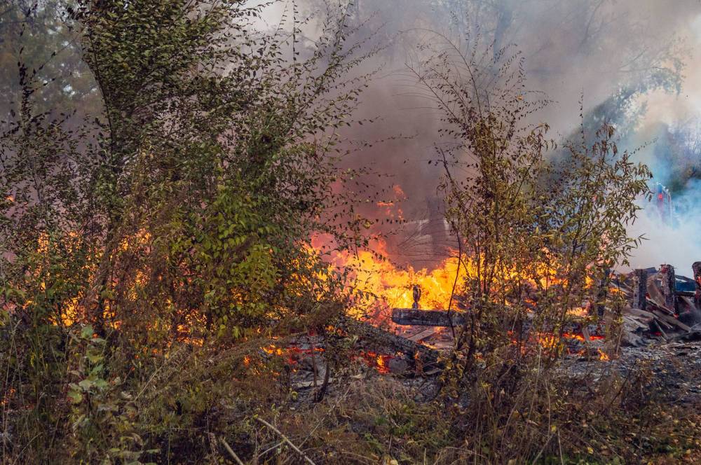 Огонь повредил более 20 домов под Тюменью