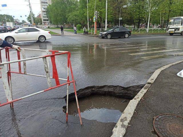 В Кемерове на загруженном перекрёстке провалился асфальт