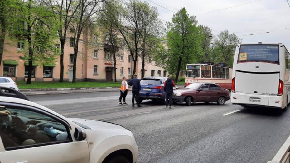 Петербург "завяз" в пробках из-за аварий и поломки светофора на Невском