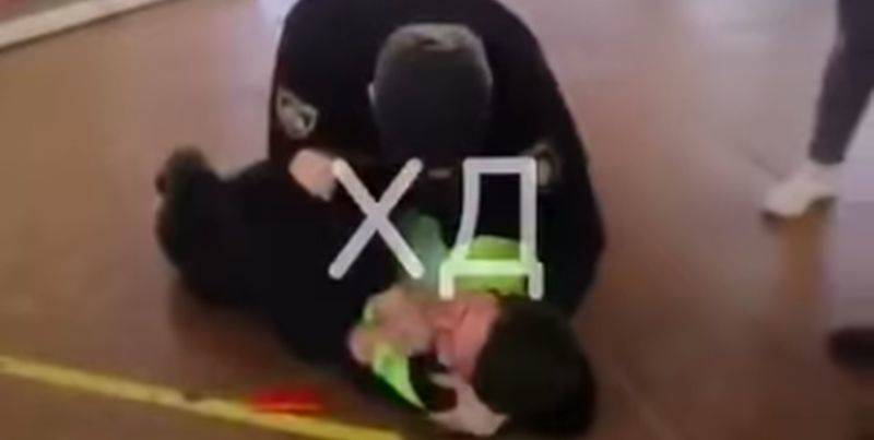 Полицейский до сотрясения мозга побил парня без маски на автовокзале – видео происшествия в Днепре - ТЕЛЕГРАФ