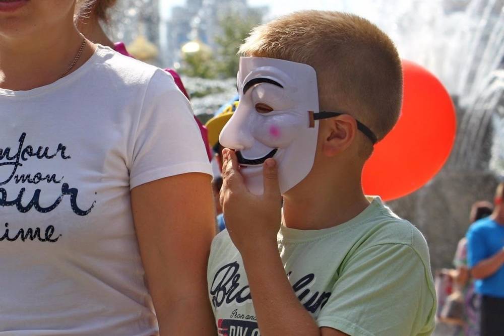 В Петербурге подростки-«анонимусы» запугали третьеклассников ножом