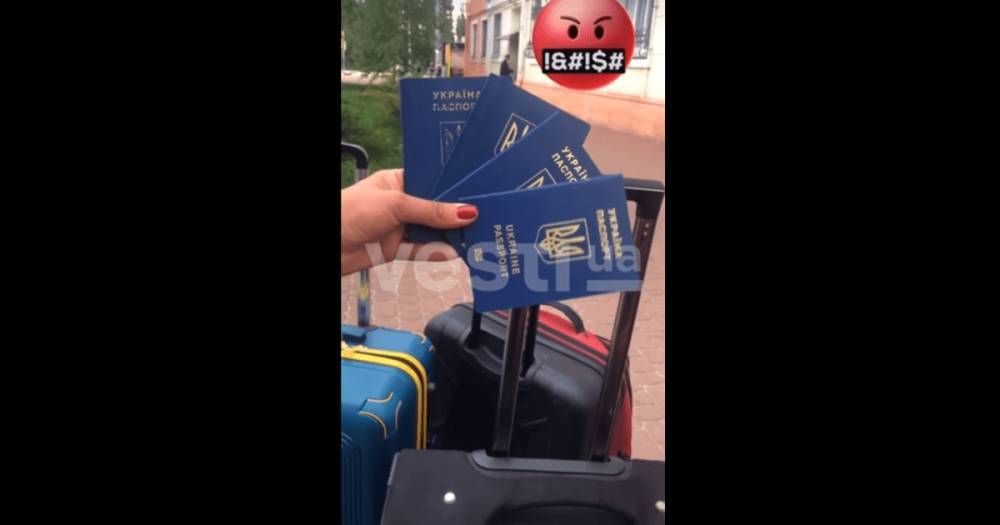 "Украина, иди-ка ты в ж**у": украинка с детьми не смогла вылететь в Турцию и выбросила паспорта