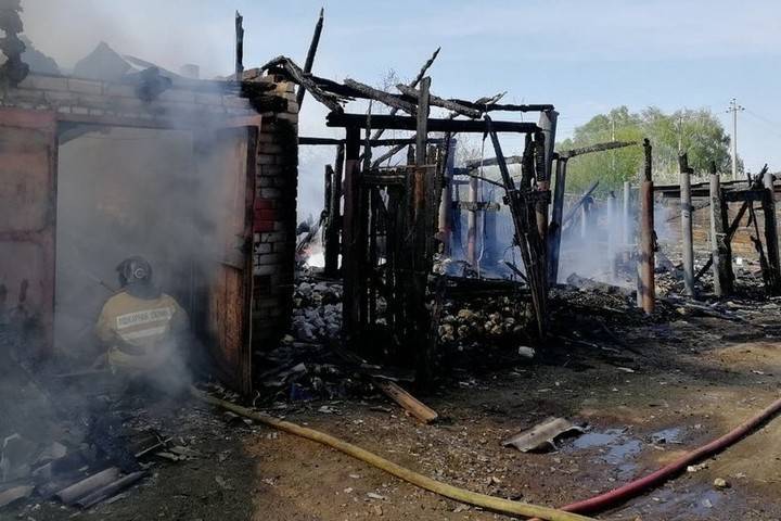 В Рыбновском районе сгорели гараж и четыре сарая