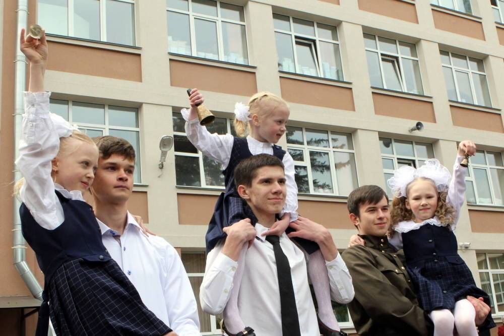 Петербургских школьников оставили без традиционного последнего звонка