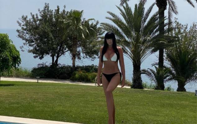 Ассия Ахат показала роскошную фигуру на Турецком побережье и рассказала об отдыхе во время локдауна (ФОТО)