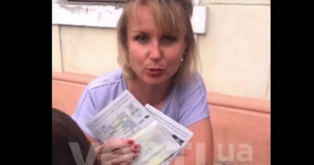 Иди-ка ты в ж*пу! Жительница Донбасса и ее дети швырнули на землю украинские паспорта (ВИДЕО)