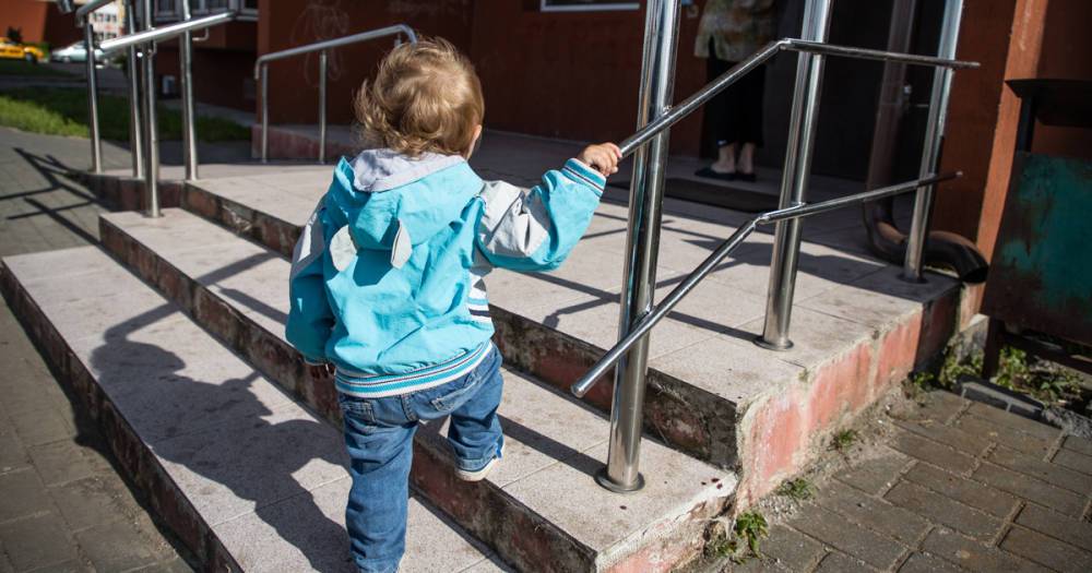 Калининградка нашла на улице выпавшего из окна двухлетнего мальчика