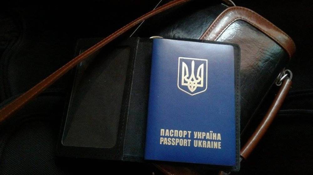 Харьковчанка с детьми выкинула украинские паспорта в траву