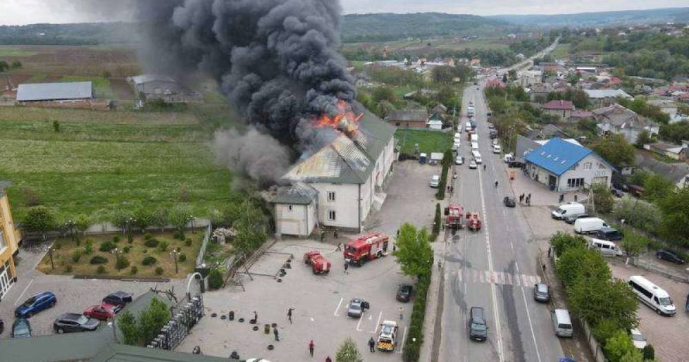 Под Черновцами вспыхнул масштабный пожар: горит склад шиномонтажа (фото) (3 фото)