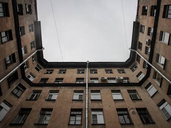Годовалый ребенок выпал из окна в центре Петербурга