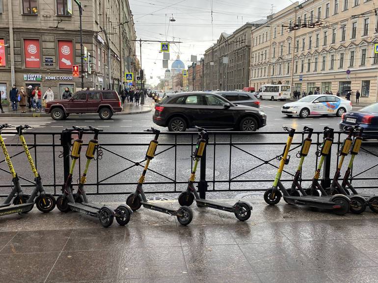 Самокатчики Петербурга стали в десятки раз чаще наезжать на пешеходов