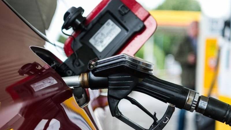 Автомобильное топливо дороже, чем когда либо: лучшее время для заправки перед Пятидесятницей