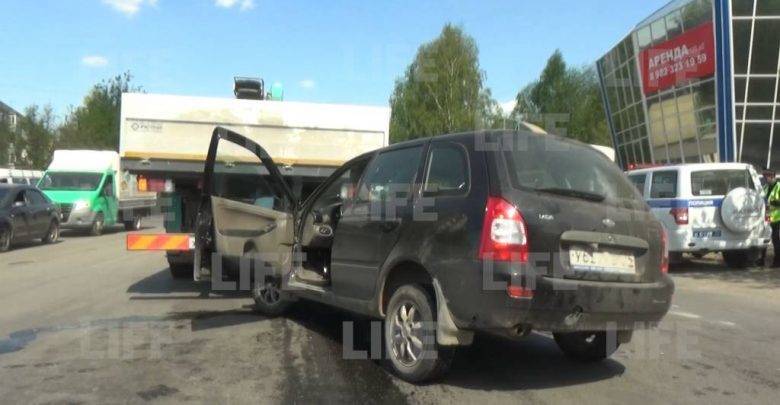 На ходу нащупала педаль тормоза. В Челябинске пассажирка чудом спасла себя и водителя, у которого случился приступ