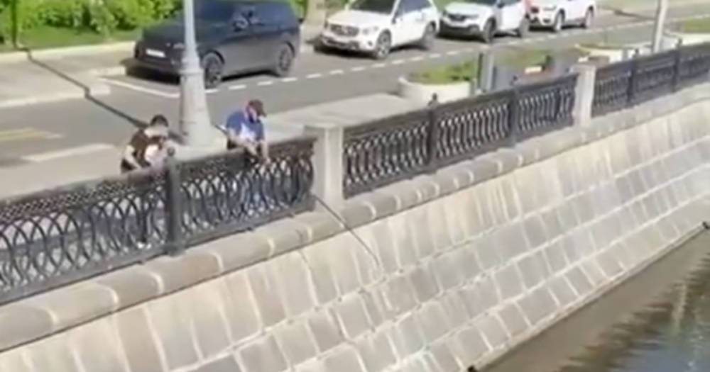 Мужчина поймал рыбу в центре Москвы и попал на видео