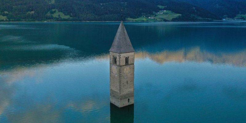 В Италии осушили озеро Резия и впервые с 1950 года увидели деревню Курон - Фото - ТЕЛЕГРАФ