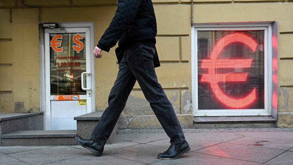 Доллар и евро выросли на открытии Московской биржи