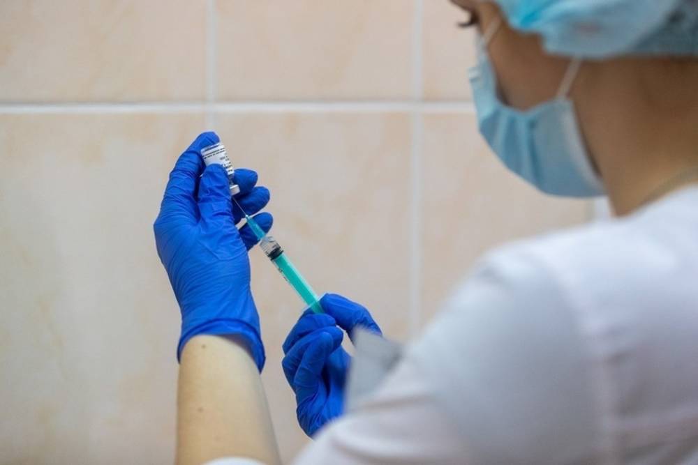 Около 53 тысяч псковичей сделали первую прививку от коронавируса