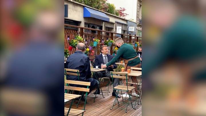 Карантин снят: президент и премьер Франции первыми выпили кофе на открытой веранде кафе