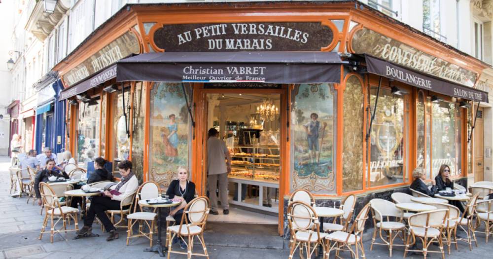 Во Франции спустя более, чем полгода открылись кафе, рестораны и магазины