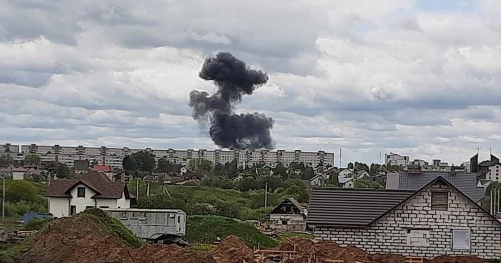 Военный самолет упал на жилой район в Беларуси, есть жертвы (ФОТО, ВИДЕО)