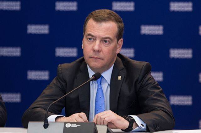 Медведев прокомментировал возможность обязательной вакцинации от COVID