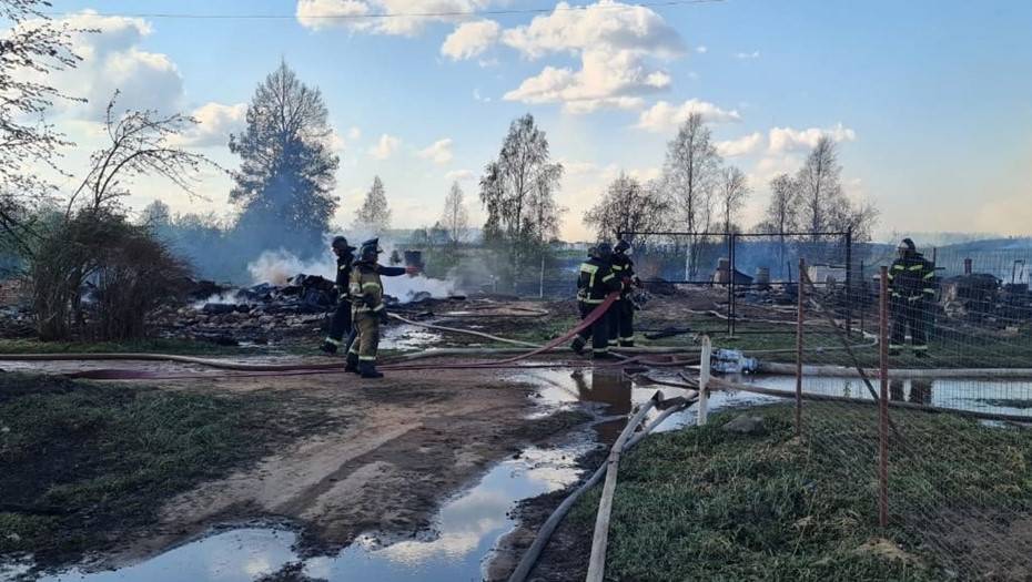 Часовня XVIII века и 20 домов сгорели в селе в Новгородской области