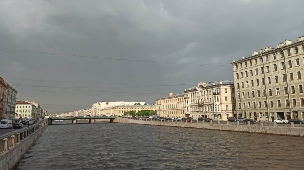 Парки и скверы Петербурга закрыли из-за надвигающейся грозы