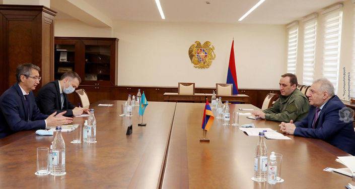 Вагаршак Арутюнян обсудил ситуацию в Сюнике и Гегаркунике с послом Казахстана